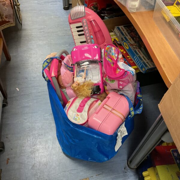 Mixed lot of Barbie dolls and fashion accessories.