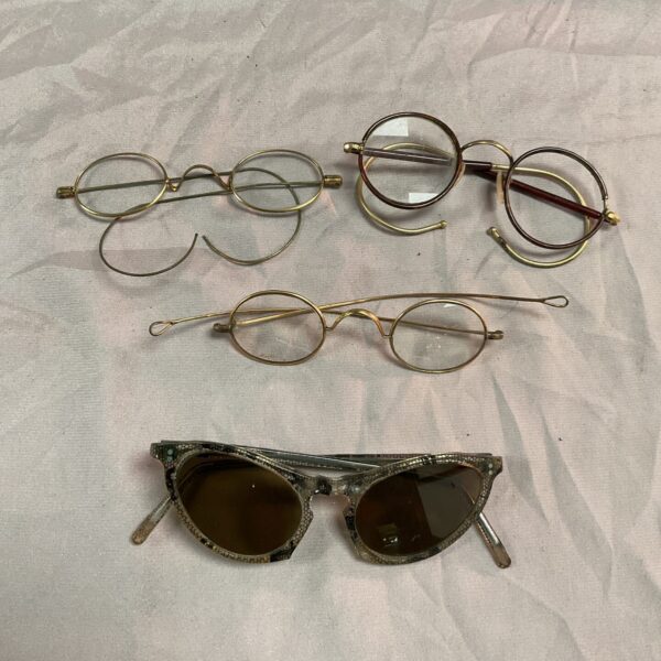 Overview of a vintage glasses lot with various styles.