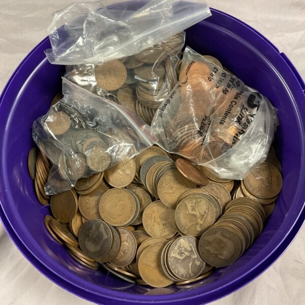 Large lot of mixed British copper pennies and halfpenny coins.