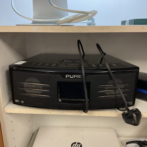 Compact Pure Avanti Flow DAB radio with iPod dock.