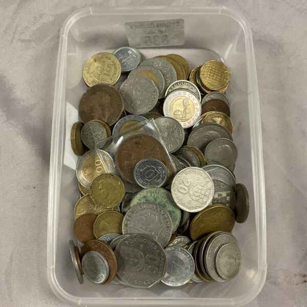 Tray of assorted world coins for collectors.