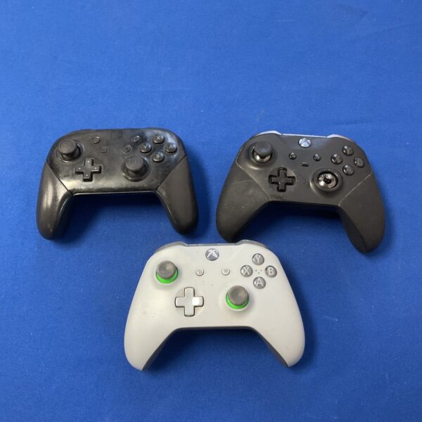 Gaming controller lot featuring Xbox One and Nintendo Switch Pro controllers.