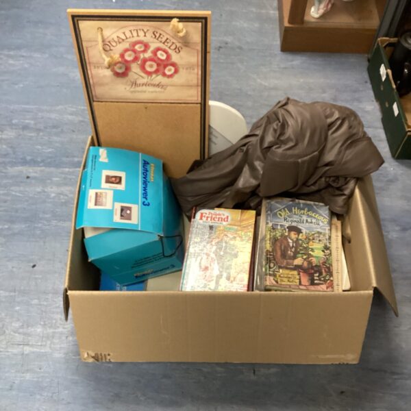 Mixed lot of vintage books and a slide viewer for collectors.