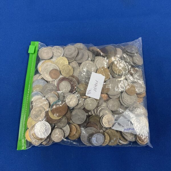 Mixed lot of UK and foreign coins for collectors.