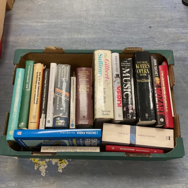 Tray of vintage and modern music books, including opera guides.