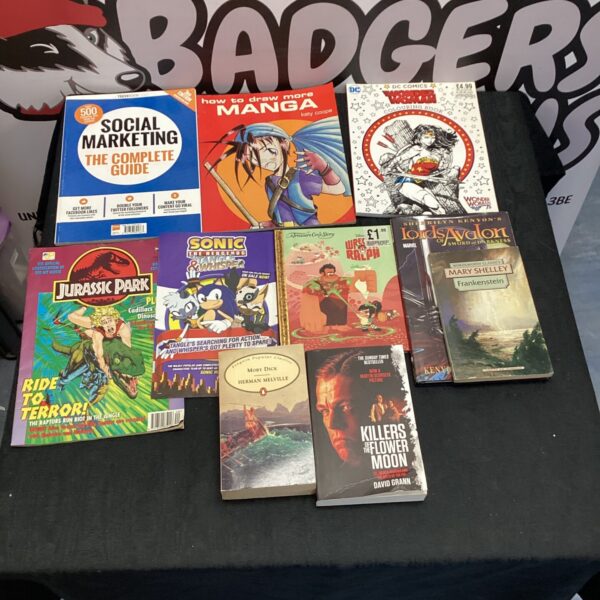 Overview of a magazine and book lot including true crime and comics.