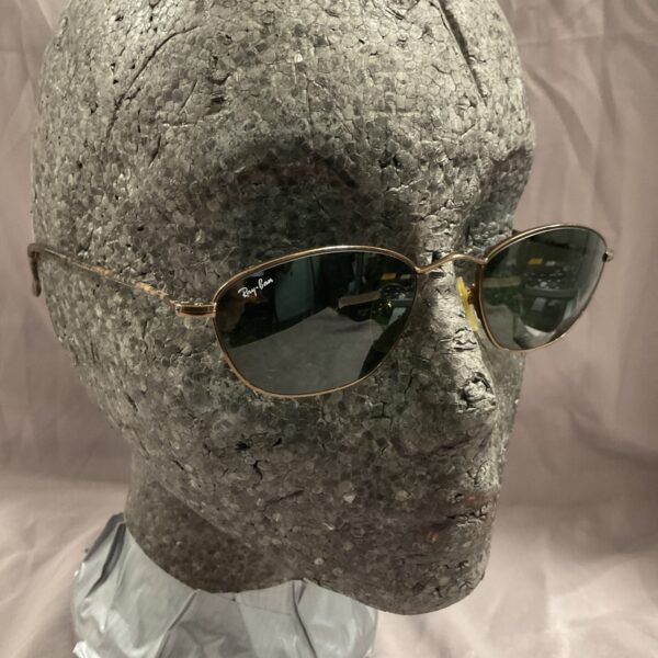 Vintage Ray Ban aviator sunglasses with gradient lenses.