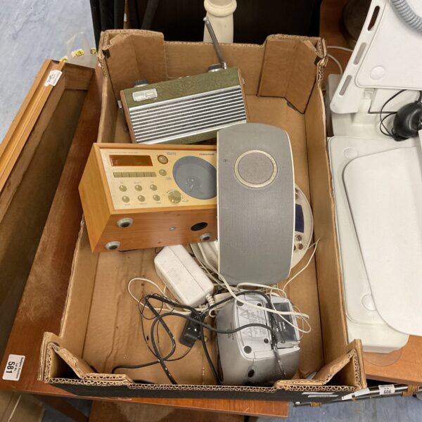 Mixed lot of vintage Ferguson and Roberts digital radios.