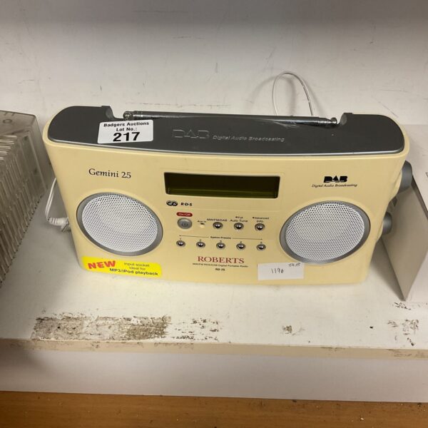 Vintage Roberts Gemini 25 DAB radio in good condition.