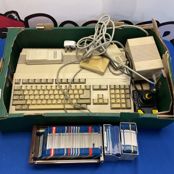 Commodore Amiga A500 computer with accessories and games.