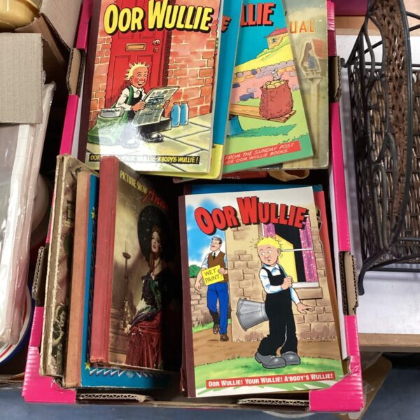 Mixed lot of vintage Oor Wullie annuals and other British comics.