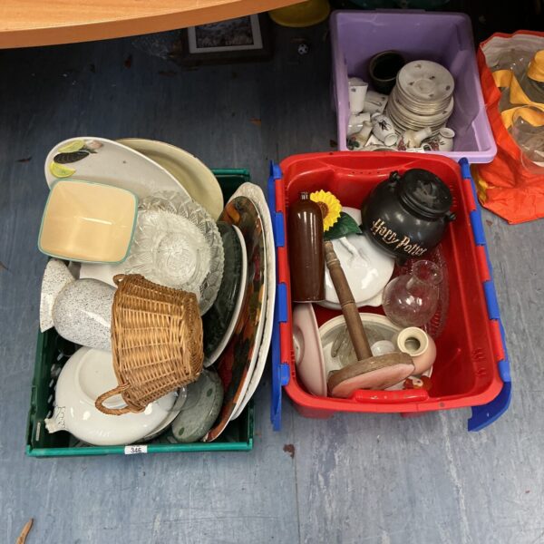 Mixed lot featuring a Harry Potter cauldron and various collectibles.