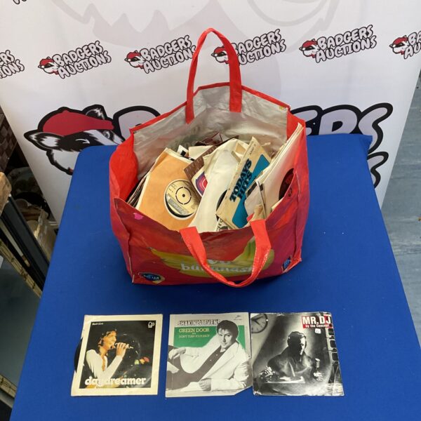 Bagged lot of vintage 7 inch vinyl singles for collectors.
