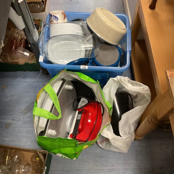 Assorted plastic bowls and containers in a kitchenware lot.