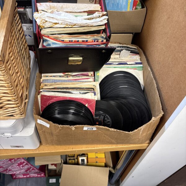 Mixed lot of vintage vinyl records for music collectors.