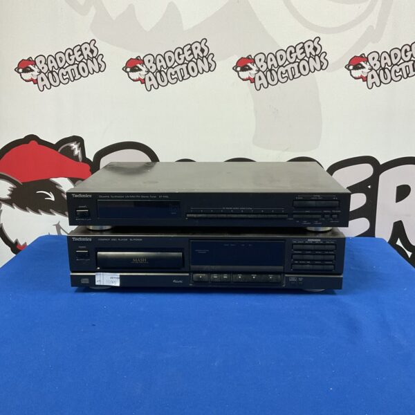 Vintage Technics stereo tuner and CD player, classic audio equipment.