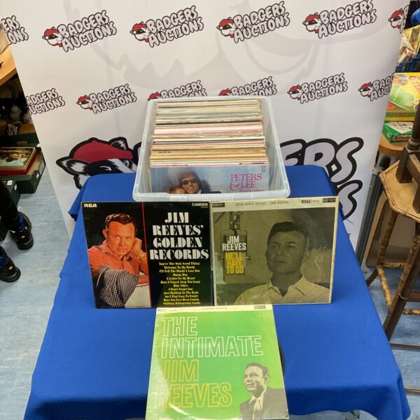 Mixed lot of vintage 12 inch vinyl records for collectors.