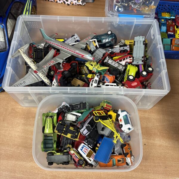 Mixed lot of vintage diecast model cars and vans.