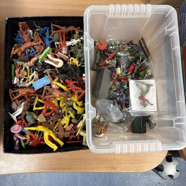 Large lot of vintage plastic and lead soldiers for collectors.