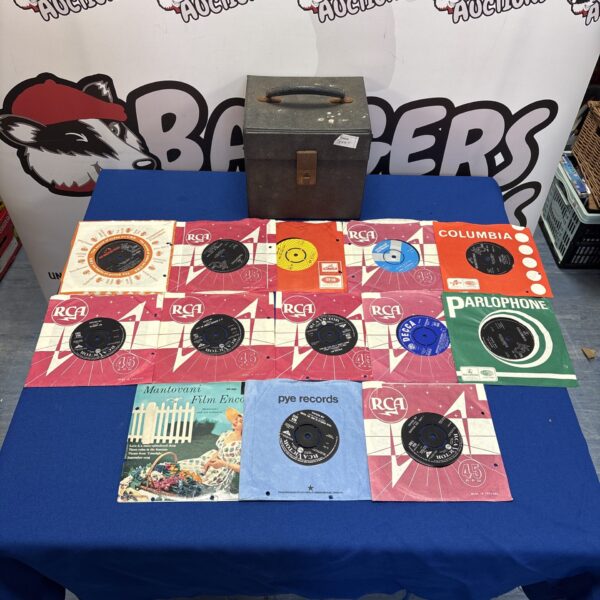 Mixed lot of 7 inch vinyl records including RCA examples.