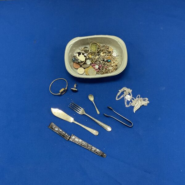 Mixed jewellery and coin lot with vintage trinkets.