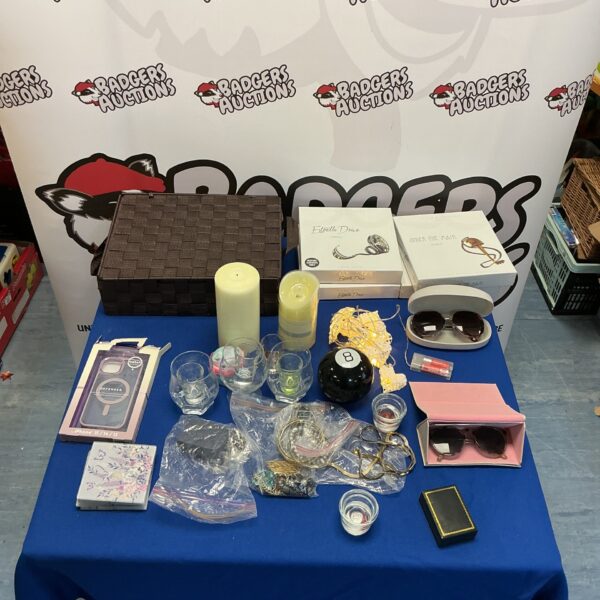 Mixed lot of vintage collectibles and heart lights.