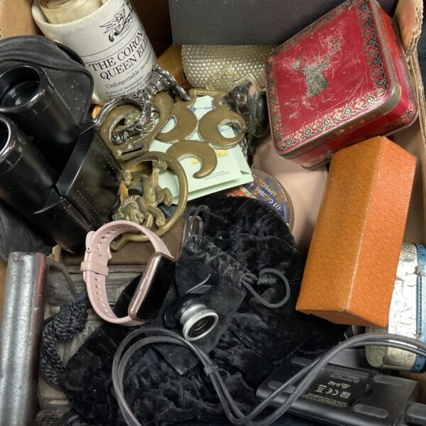 Mixed lot of vintage and modern collectibles including horse brasses and binoculars.