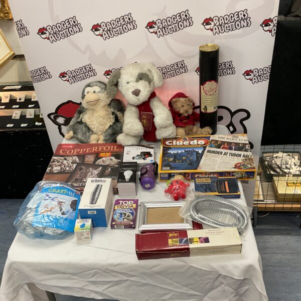 Mixed lot of toys and games including Cluedo and stuffed animals.