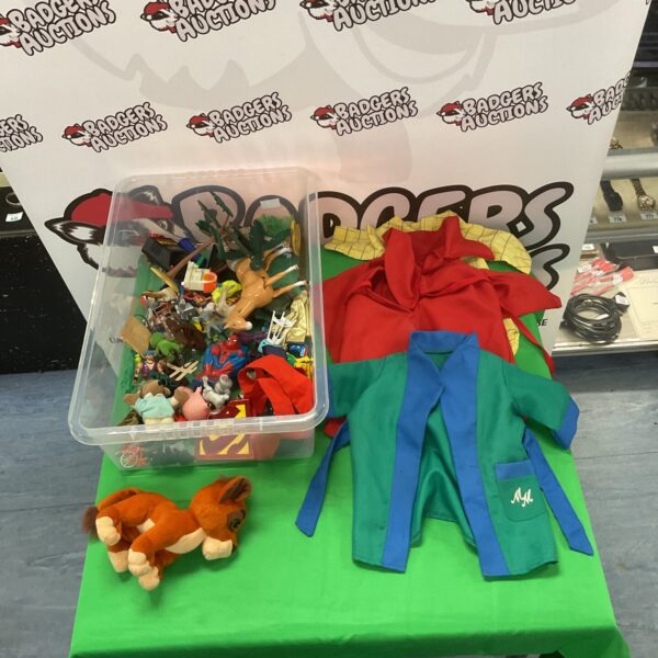 Mixed toy lot with vintage and collectible figures.