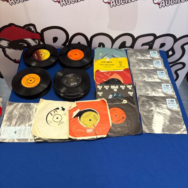 Mixed lot of vintage 7 inch vinyl records including Carl Smith.