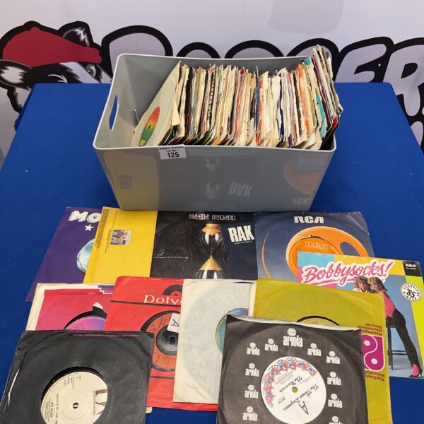 Mixed lot of vintage 7 inch vinyl records for collectors.