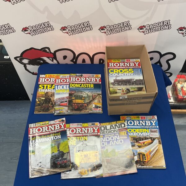 Lot of vintage Hornby model railway magazines for collectors.