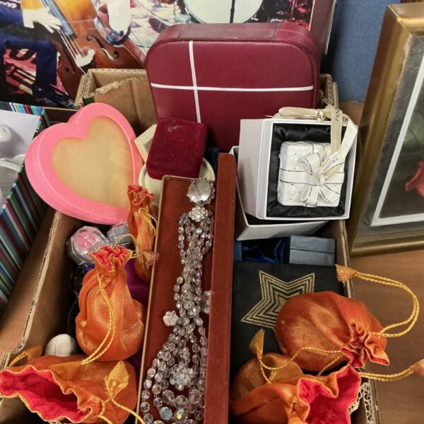 Assorted jewellery boxes and contents, including a Pandora parcel.