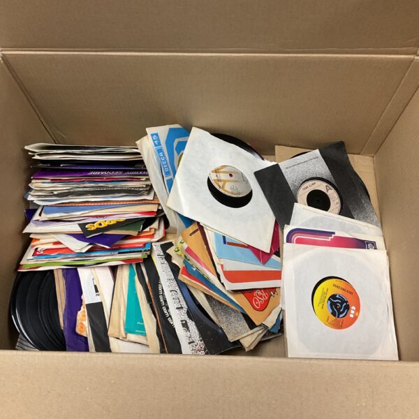 Mixed lot of vintage 7 inch vinyl records for collectors.