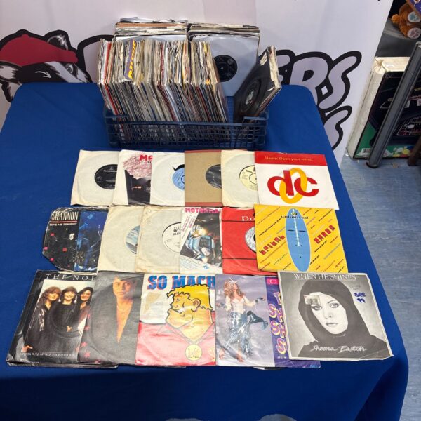 Mixed lot of vintage 7 inch vinyl singles for collectors.