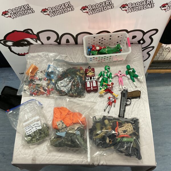 Mixed toy lot including toy soldiers and Power Rangers figures.