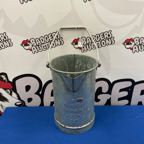 Front view of a vintage German 5 litre oil can.