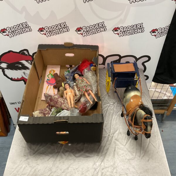 Vintage model horse and carriage with a collection of dolls.