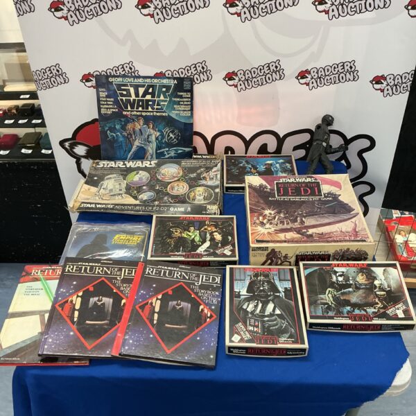 Vintage Star Wars jigsaw puzzles and memorabilia in a boxed lot.