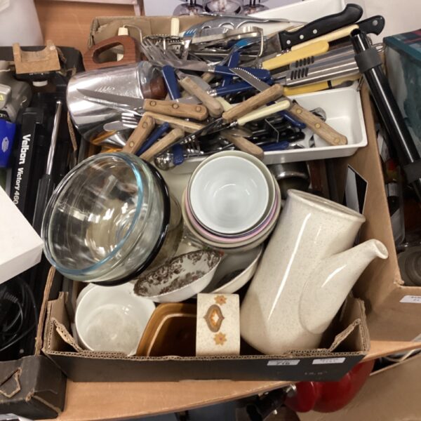 Mixed kitchenware and cutlery lot including Pyrex glassware.