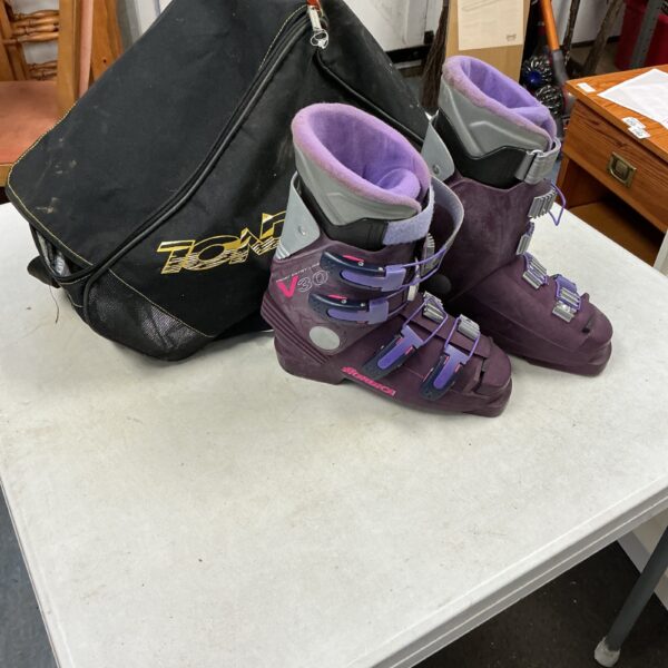 Ladies ski boots V8 with ski bag, winter sports equipment.