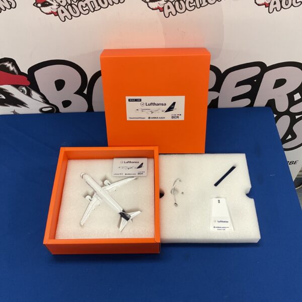Lufthansa Airbus A320 neo 1:200 scale model airplane