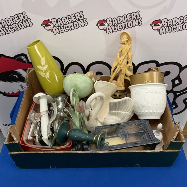 Mixed lot of vintage collectibles including porcelain swan and mincer.