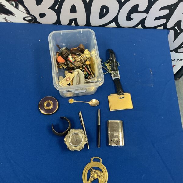 Mixed lot of vintage jewellery and watches, including a pocket watch.