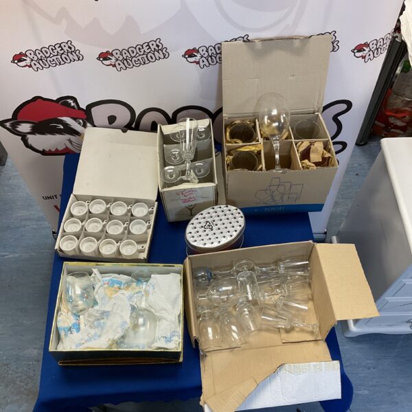 Mixed glassware lot including crystal flutes and wine glasses.