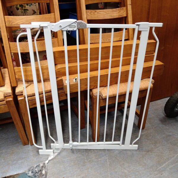 White Regalo safety gate for doorways and stairways.