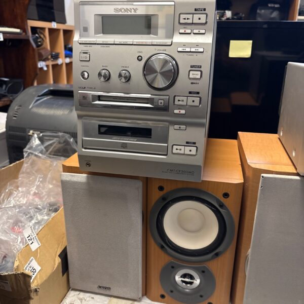 Silver Sony HCD-CP500MD hi-fi system with speakers, vintage audio.