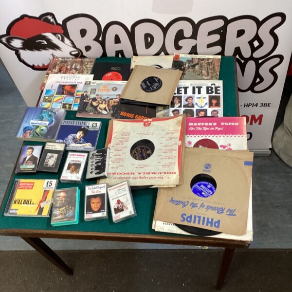 Mixed lot of vinyl records and cassette tapes including Rick Astley and Phil Collins.